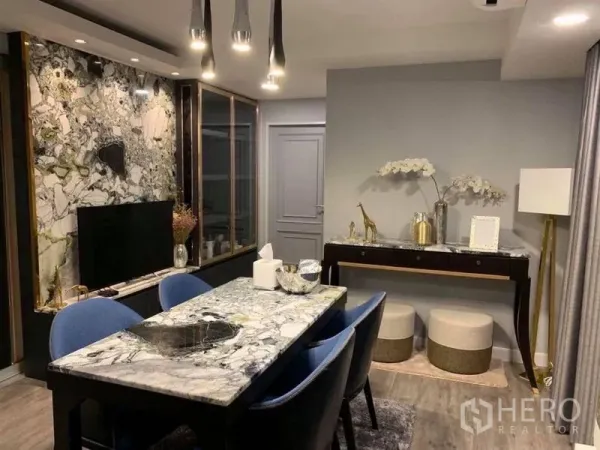 公寓 出售在Khlong Toei, Bangkok - 餐区设大理石餐桌、吊灯、内嵌展示柜与装饰边柜，优雅精致。
