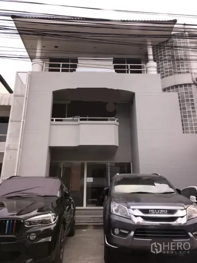 带办公室的家 出租在Huai Khwang, Bangkok - 三层住办一体建筑外观，设前阳台与玻璃砖转角，门前可停车。