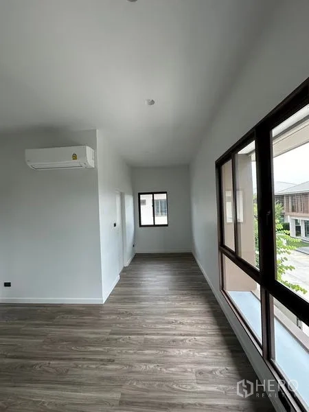 独立式住宅 出租在Bang Kapi, Bangkok - 二层过道或家庭起居区，长窗与空调一应俱全。
