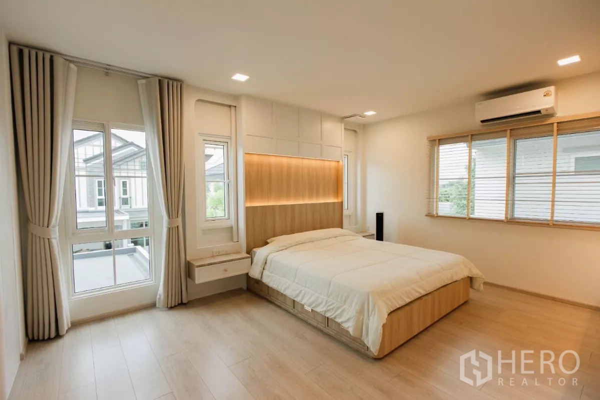บ้าน ให้เช่าหรือขายในBang Phli, Samut Prakan - ห้องนอนใหญ่เตียงคิง ไม้ตกแต่งหัวเตียงพร้อมไฟ และหน้าต่างบานใหญ่