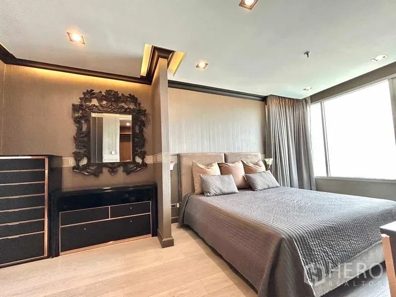 公寓 出售在Watthana, Bangkok - 主卧配大窗、灰色床品与装饰镜，采光充足。