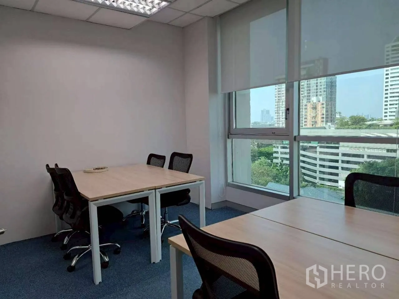 办公室 for rent in Sathon, Bangkok - 团队办公室并排工位、办公椅与明亮落地窗景。