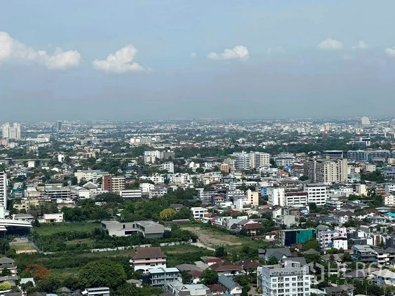 公寓 出售在Watthana, Bangkok - 从高层俯瞰曼谷住宅与商业区的广阔景致。