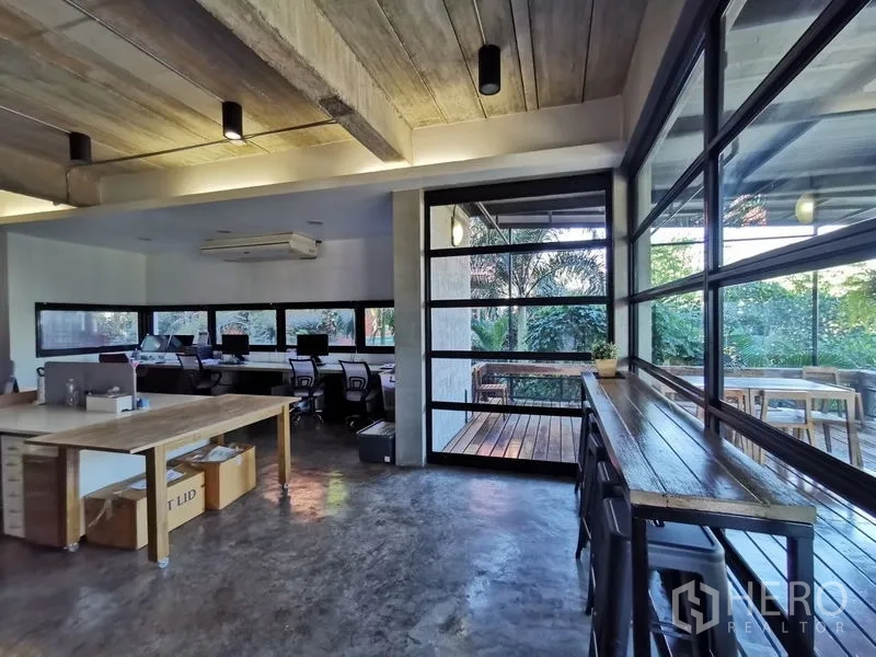 带办公室的家 出售在Wang Thonglang, Bangkok - 开放式办公区，成排工位，大窗与通往露台的玻璃门。