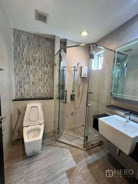独立式住宅 出租或出售在Lat Krabang, Bangkok - 卫浴设玻璃淋浴房、马赛克特色墙与现代洁具。