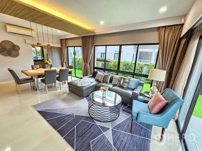 独立式住宅 出租在Prawet, Bangkok - 开放式客餐厅，落地窗面向花园