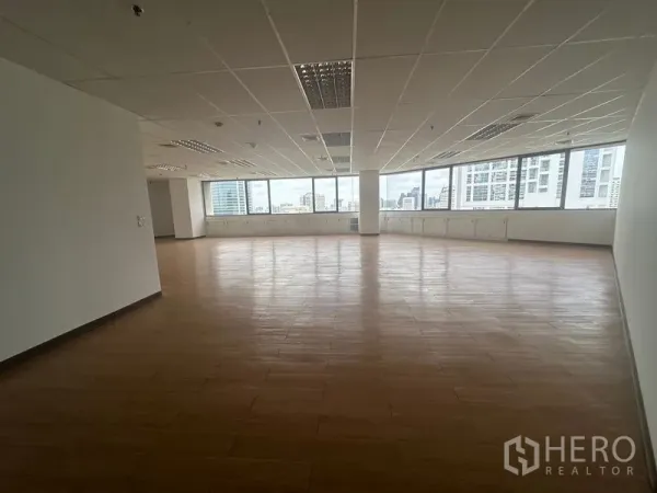 办公空间 出租在Bang Rak, Bangkok - 大型开放办公空间，环窗设计与低矮储物柜，眺望城市天际。