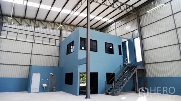 Warehouse for rent in Bueng Kum, Bangkok - Warehouse hall with 8-10 m clear height, mezzanine office block, staircase, sink and restroom area.