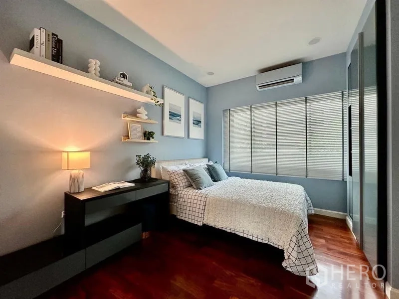 独立式住宅 出租在Lat Krabang, Bangkok - 客卧，蓝灰墙面，书桌搁架与宽百叶窗