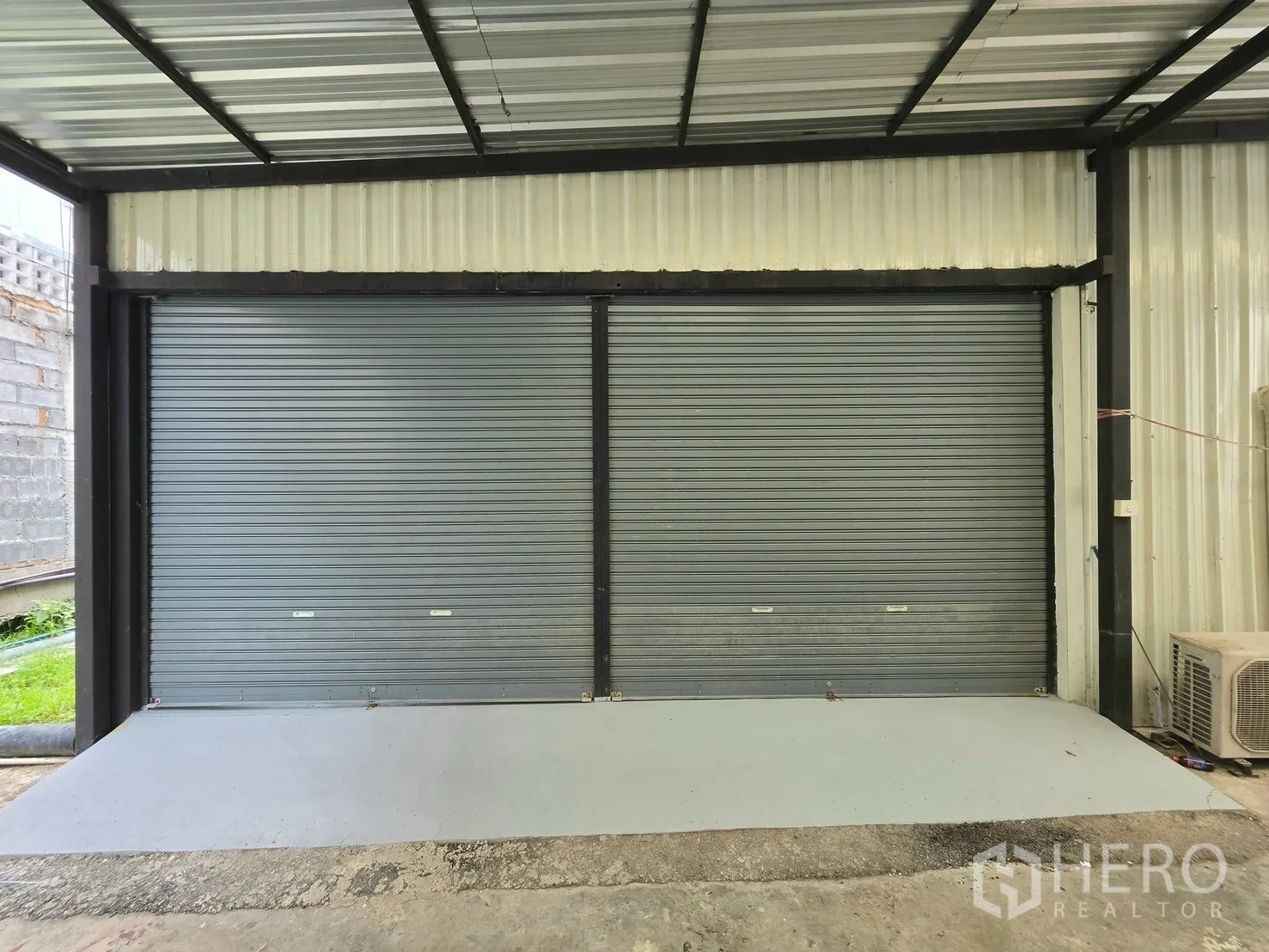 โกดัง for rent in Suan Luang, Bangkok - มุมมองด้านหน้าประตูม้วนคู่ใต้กันสาดโครงเหล็ก.