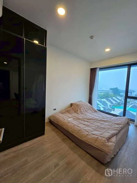 公寓 出租在Phaya Thai, Bangkok - 采光充足卧室，落地窗观城景，配亮面衣柜。