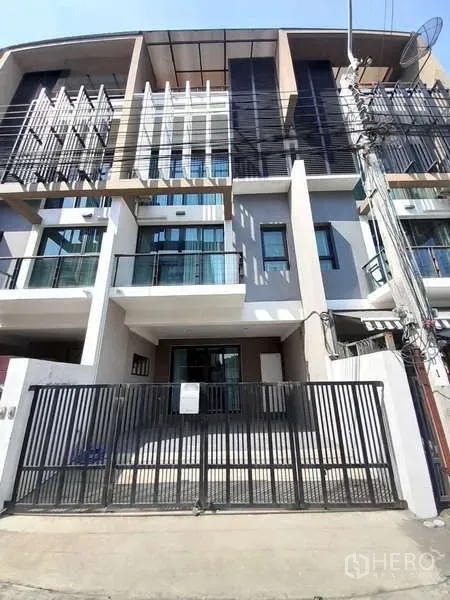 联排别墅 出租在Khlong Toei, Bangkok - 联排别墅前立面，带阳台栏杆与铁门