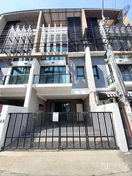 联排别墅 出租在Khlong Toei, Bangkok - 联排别墅前立面，带阳台栏杆与铁门