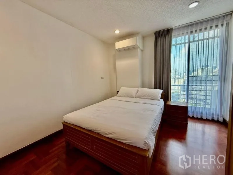 公寓 出租 - 卧室配双人床，大窗、纱帘与城市景观