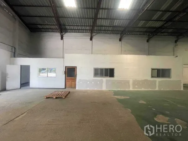 Warehouse for rent in Khlong Toei, Bangkok - Internal office block with windows inside the warehouse next to an open storage area.