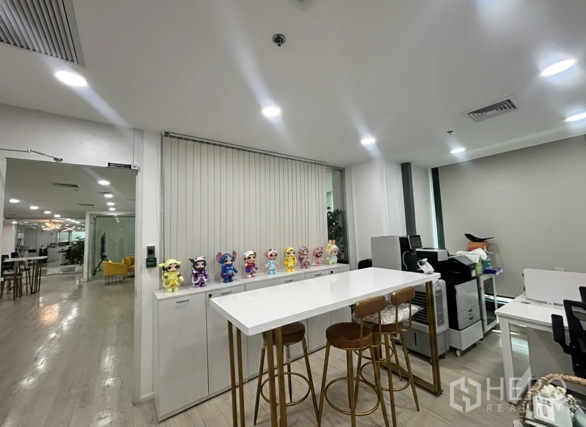 Office Space for rent in Din Daeng, Bangkok - Pantry corner with high table and stools beside cabinets and office equipment.