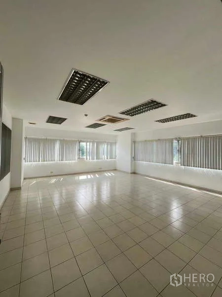 货栈 出租在Lat Krabang, Bangkok - 转角办公室，瓷砖地、百叶窗与吸顶灯。