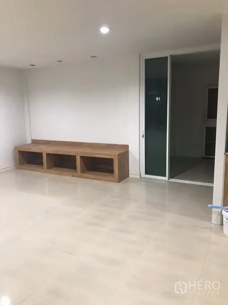 独立式住宅 出租在Din Daeng, Bangkok - 宽敞起居区，亮面地砖、木质柜和推拉玻璃门。