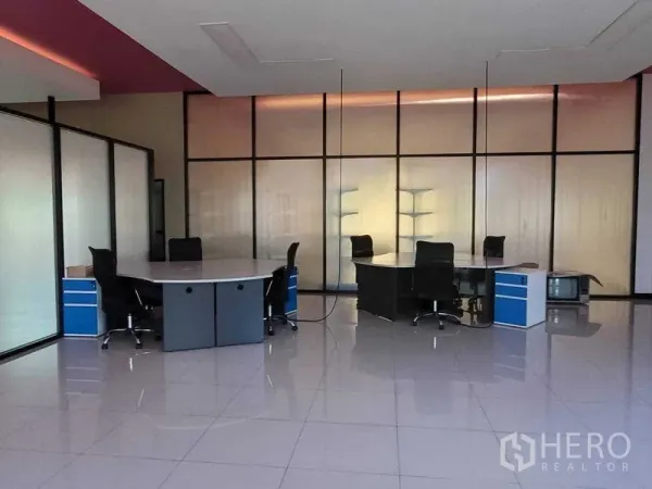 โรงงาน ขายในSaphan Sung, Bangkok - ออฟฟิศแบบเปิด โต๊ะทำงานหลายจุด ผนังกระจกฝ้า และพื้นกระเบื้องเงา