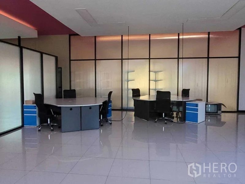 โรงงาน ขายในSaphan Sung, Bangkok - ออฟฟิศแบบเปิด โต๊ะทำงานหลายจุด ผนังกระจกฝ้า และพื้นกระเบื้องเงา