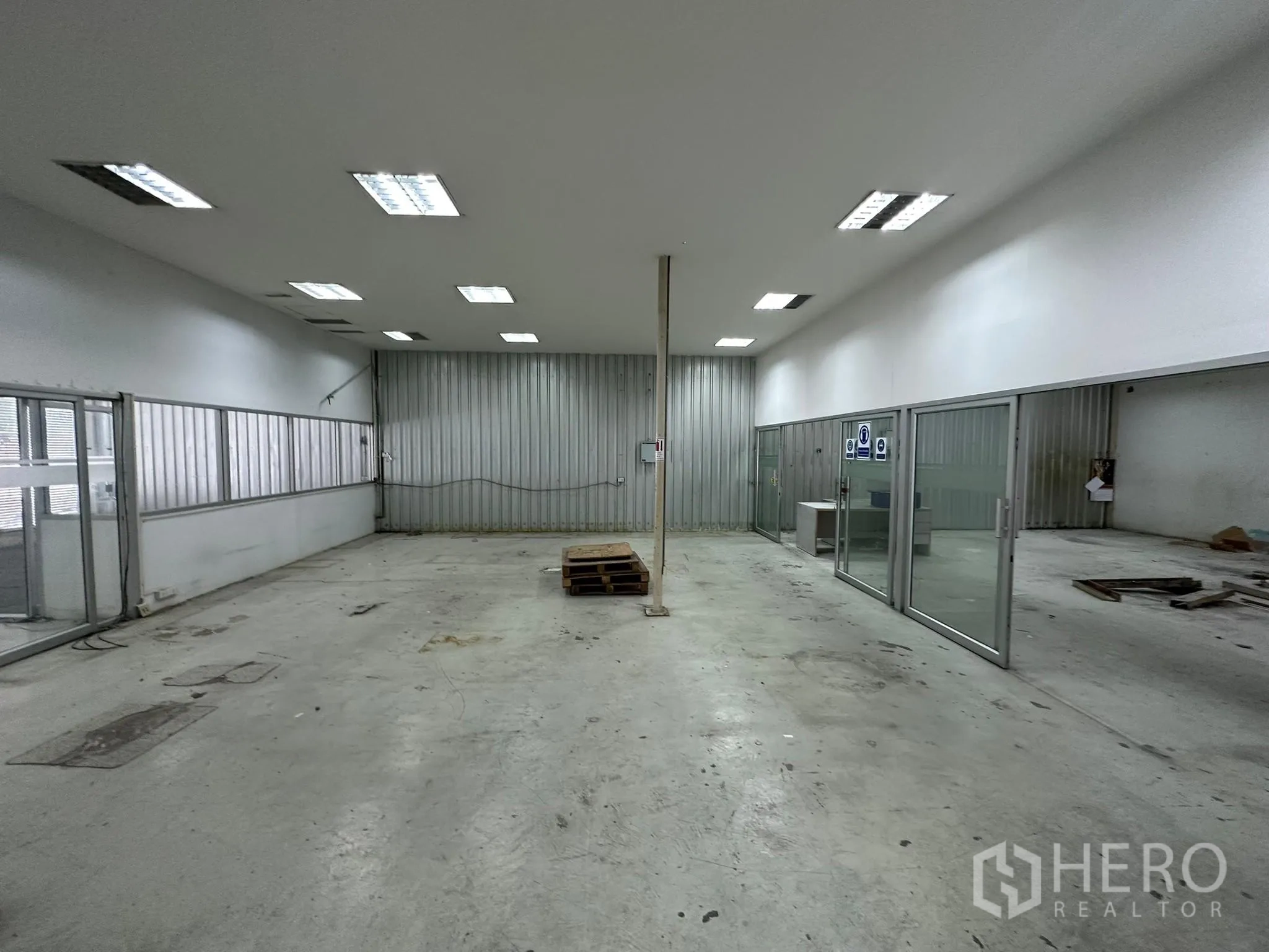 货栈 出租在Huai Khwang, Bangkok - 宽阔车间区，滑动玻璃门与中央立柱。