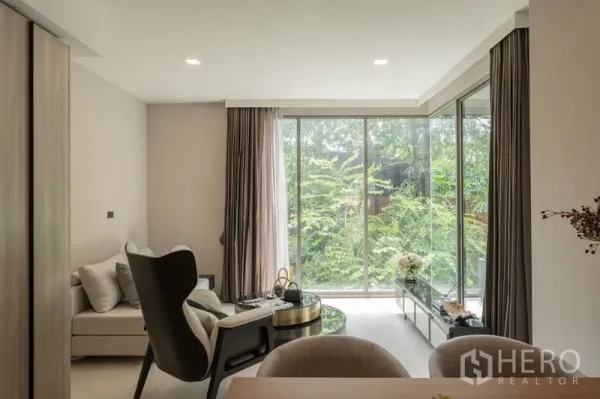 คอนโด ให้เช่าในWatthana, Bangkok - ห้องนั่งเล่นประตูกระจกบานเลื่อนขนาดใหญ่ มองเห็นวิวต้นไม้สีเขียว