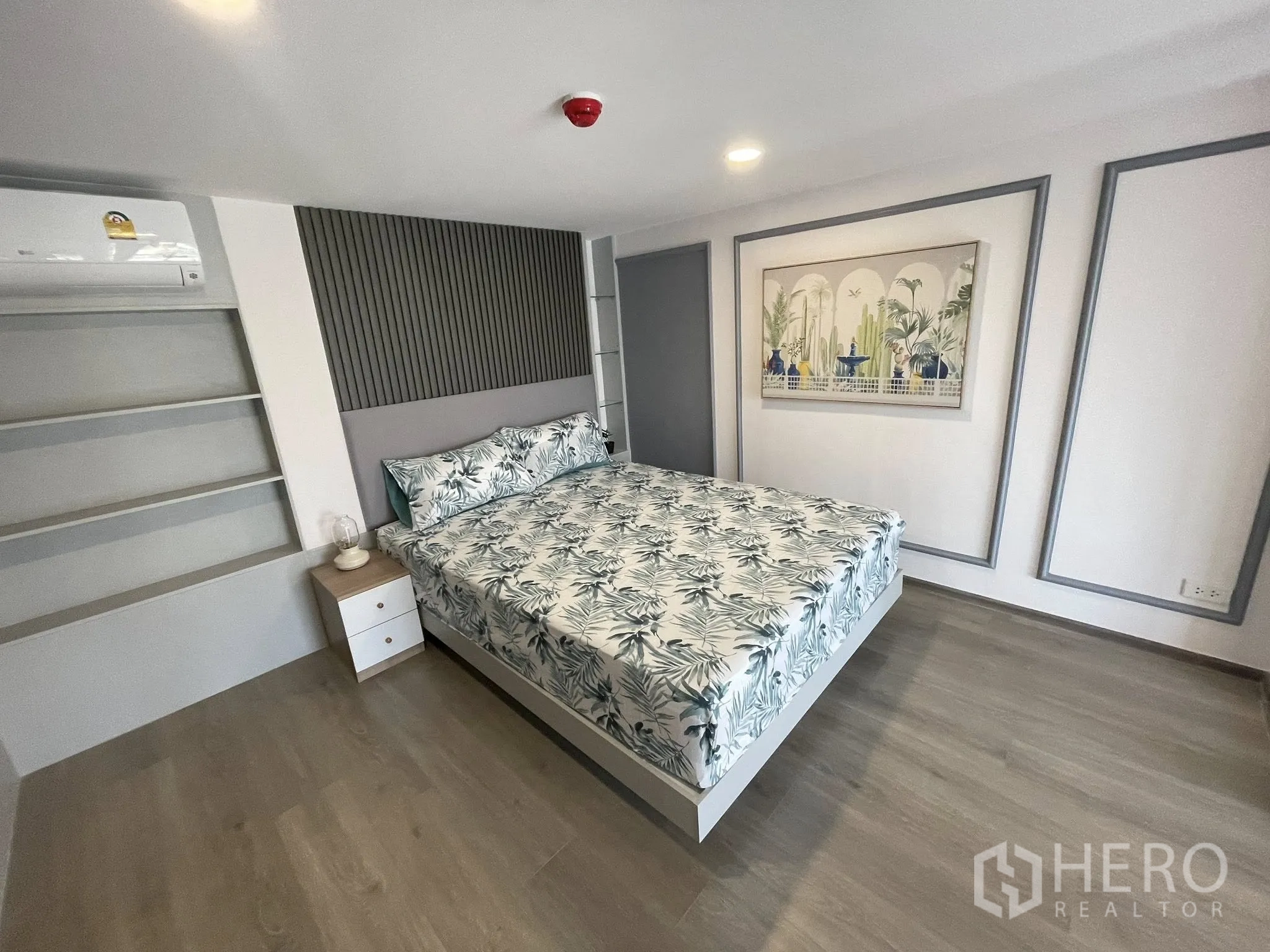 公寓 for rent in Khlong Toei, Bangkok - 夹层卧室，双人床、内置搁架、空调与墙面装饰画。