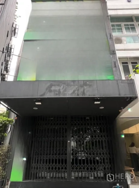 อาคารพาณิชย์ ให้เช่าในKhlong Toei, Bangkok - อาคารพาณิชย์หลายชั้นย่านเอกมัย กรุงเทพฯ หน้าตาดำป้ายขนาดใหญ่ มีกันสาดและประตูเหล็กยืดด้านหน้า