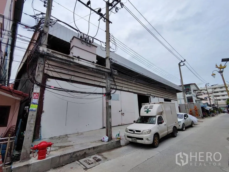 货栈 出租在Bang Phli, Samut Prakan - 街巷外立面，仓库大门宽阔，车辆出入方便。
