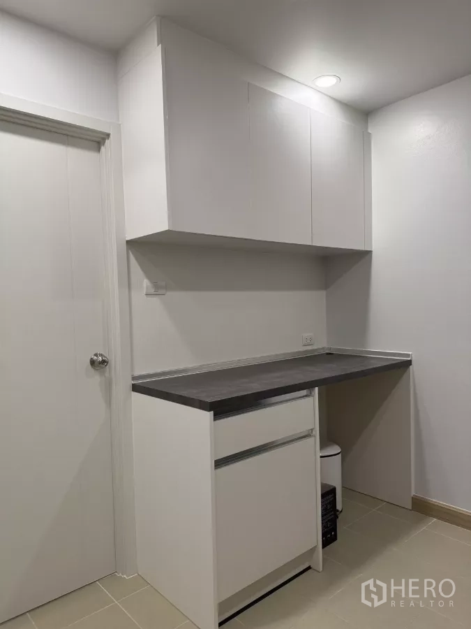 公寓 出租在Khlong Toei, Bangkok - 储物型茶水间，上方吊柜与台面。