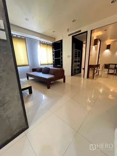 คอนโด ให้เช่าในRatchathewi, Bangkok - อีกมุมของห้องนั่งเล่นสว่าง โซฟา พื้นกระเบื้อง และทางเดิน