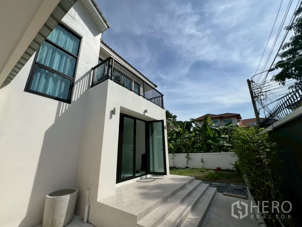 独立式住宅 出租在Suan Luang, Bangkok - 侧面入口台阶与推拉玻璃门，通向小花园。