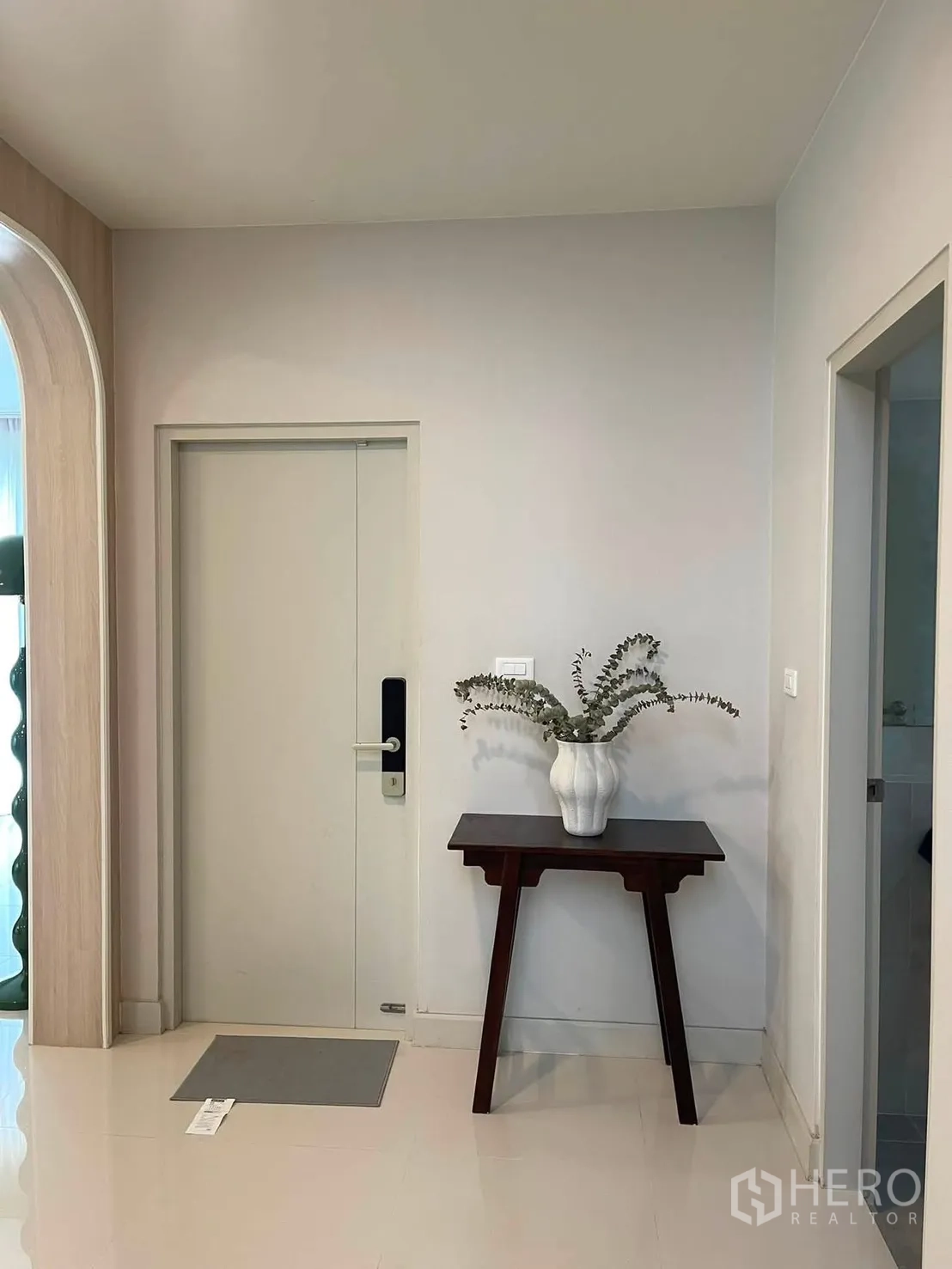 Detached House for rent in Bang Phli, Samut Prakan - Entry foyer featuring a digital door lock and a small console table with a white vase on glossy floors.