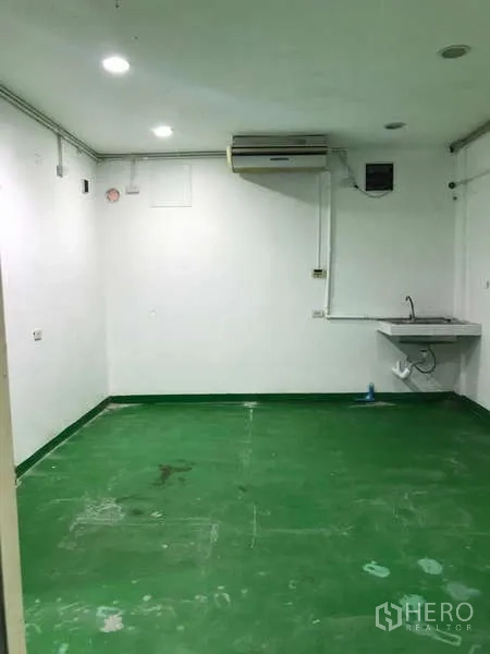 工厂 出租在Bang Phli, Samut Prakan - 多功能间，墙挂洗手池、空调与绿色环氧地坪