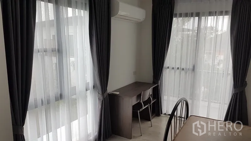 บ้าน ให้เช่าในPrawet, Bangkok - มุมทำงานติดหน้าต่าง โต๊ะ เก้าอี้ แอร์ และผ้าม่านโปร่ง.