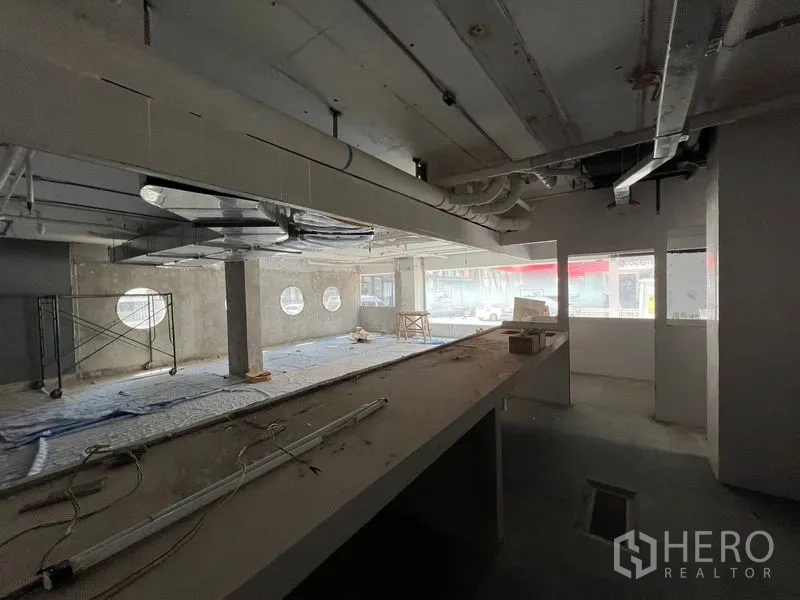 零售空间 出租在Watthana, Bangkok - 从操作台望向临街落地窗的大开间销售区。