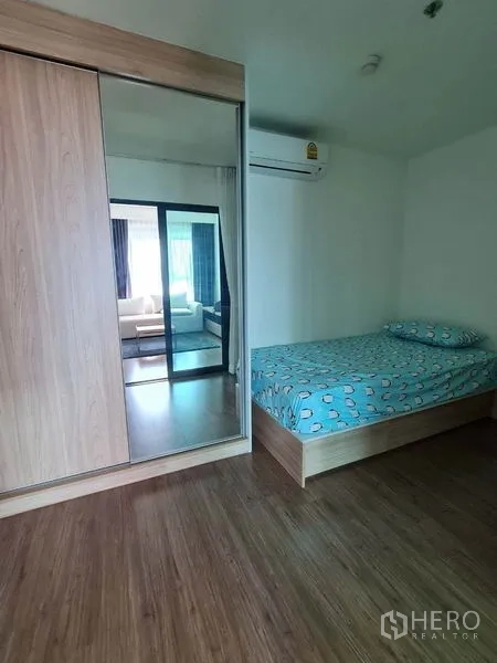 公寓 出租或出售在Yan Nawa, Bangkok - 次卧带单人床，玻璃推拉隔断与镜面衣柜。