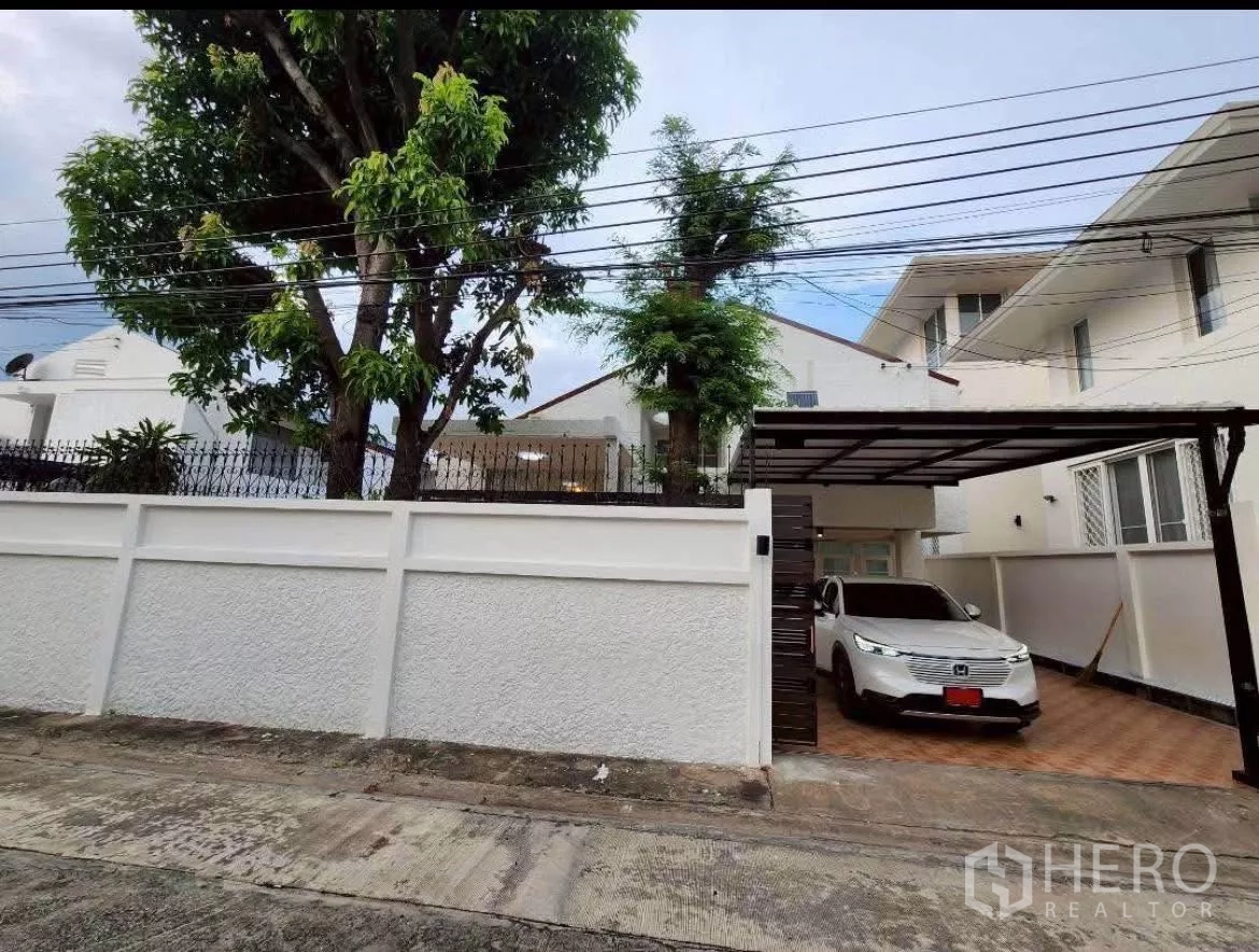 Detached House for rent in Huai Khwang, Bangkok - Gated detached house in Huai Khwang, Bangkok with carport and mature trees