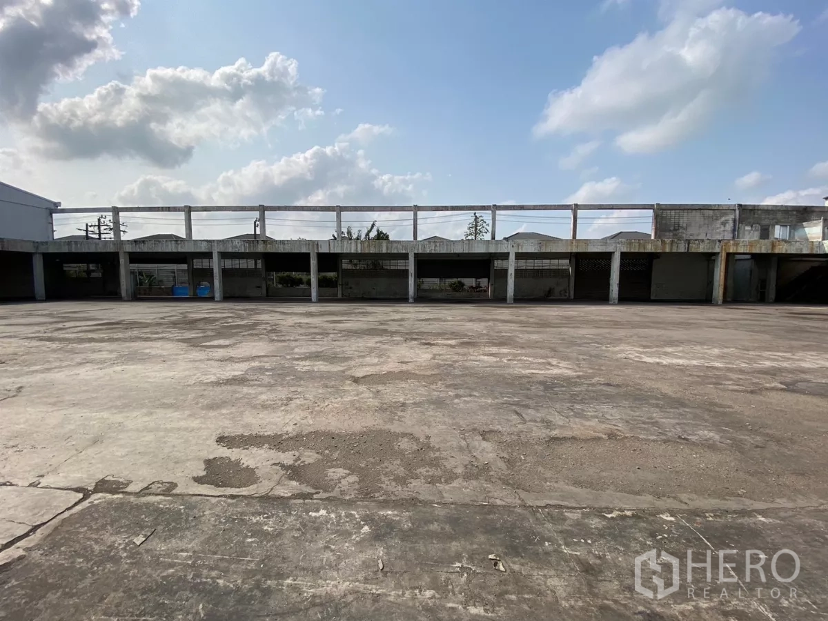 Factory for sale in Bang Phli, Samut Prakan - Row of covered loading bays and raised platforms along the yard.