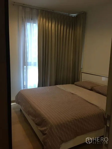 คอนโด ให้เช่าในWatthana, Bangkok - ห้องนอนอบอุ่น เตียงคู่ ม่านสูงจรดเพดาน รับแสงธรรมชาติ
