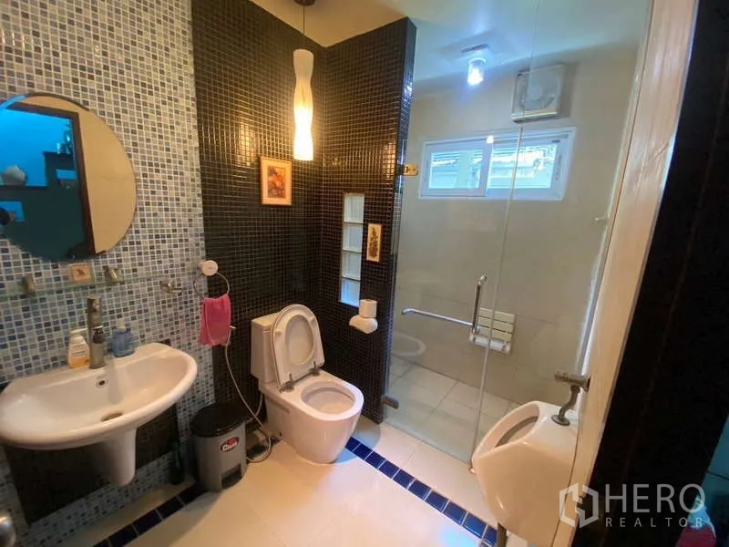 独立式住宅 出售在Suan Luang, Bangkok - 客卫，马赛克墙、玻璃淋浴间与洁具。