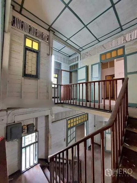 บ้าน ให้เช่าในBang Rak, Bangkok - ชานพักบันไดชั้นบน ราวไม้ กระจกสี และเพดานสูง.