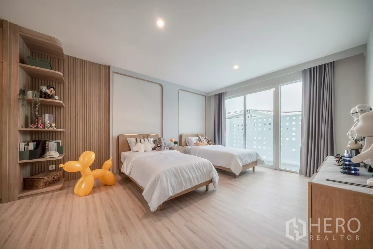 Detached House for rent in Saphan Sung, Bangkok - Twin bedroom with curved shelves, wood accents and playful decor.