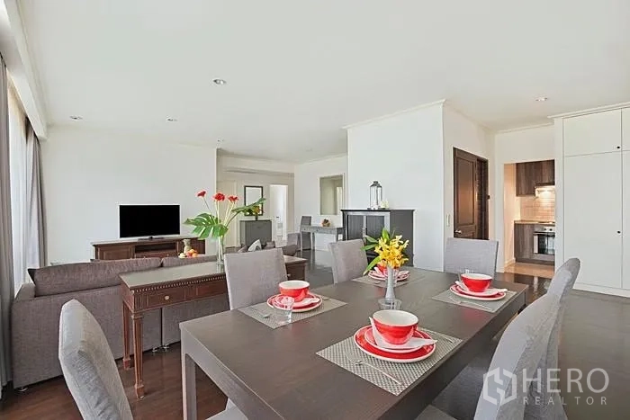 公寓 出租在Khlong San, Bangkok - 开放式客餐厅，转角沙发、电视与餐桌，后方可见厨房