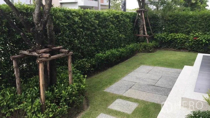 独立式住宅 出售在Pak Kret, Nonthaburi - 私家庭院，绿篱、成树与石板小径