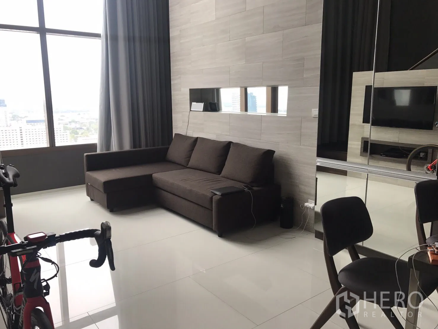 公寓 出租在Khlong Toei, Bangkok - 客厅拥有大幅窗景与转角沙发，loft风格视野通透。