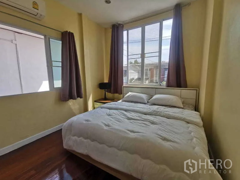 Townhouse for rent in Chatuchak, Bangkok - Cozy bedroom with large window, blackout curtains and king bed.