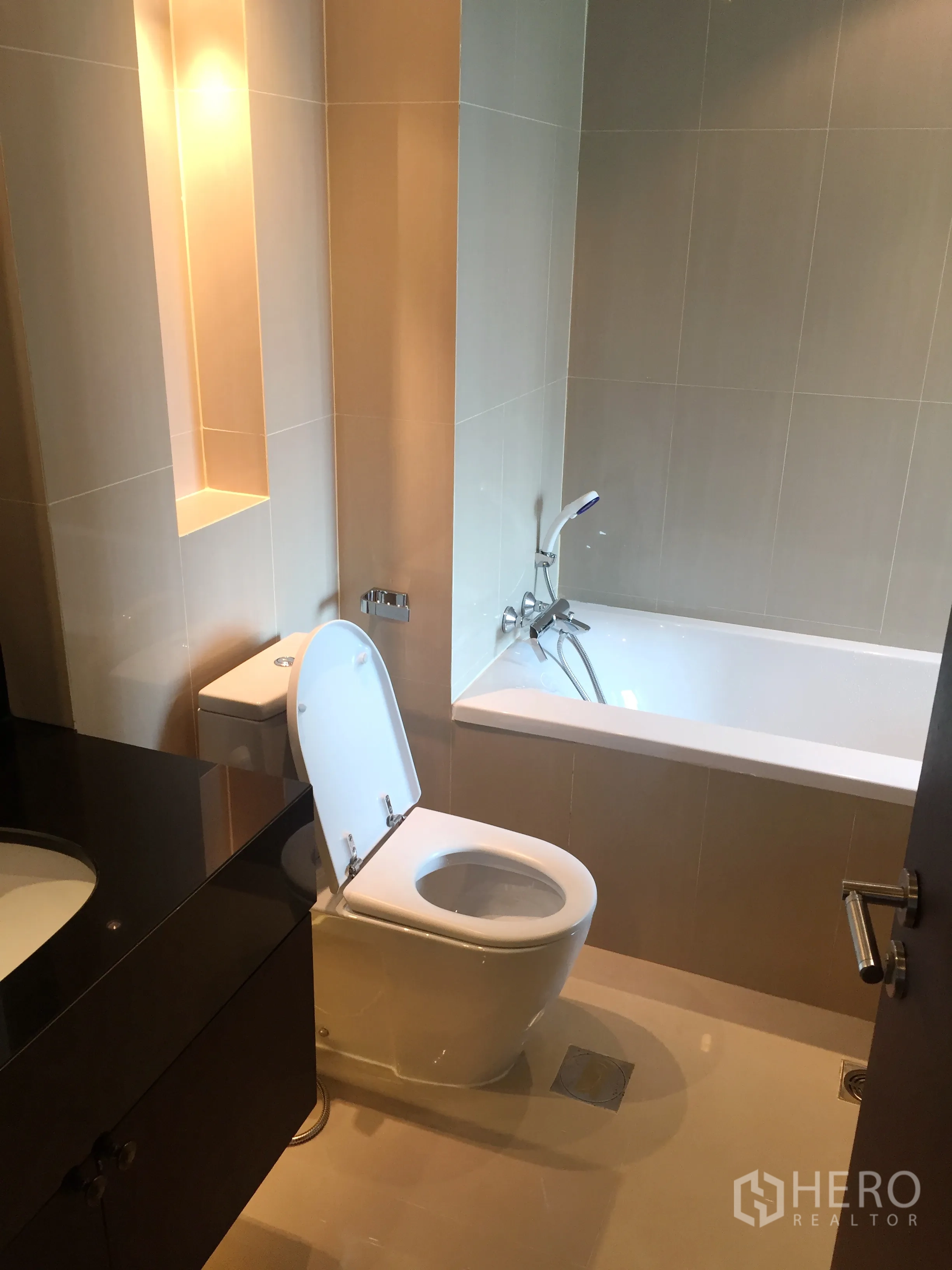 คอนโด ให้เช่าในSathon, Bangkok - ห้องน้ำสไตล์โมเดิร์น มีอ่างอาบน้ำ ชาวเวอร์สายยาง เคาน์เตอร์อ่างล้างหน้า และไฟส่องสว่างนุ่มนวล