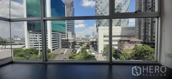 Condominium for rent in Phaya Thai, Bangkok - Wide floor-to-ceiling windows framing Bangkok city views from a high floor.