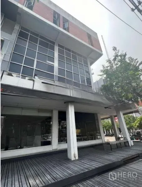 อาคารพาณิชย์ ให้เช่าหรือขายในKhlong Toei, Bangkok - มุมมองภายนอกอาคารหลายชั้น พร้อมระเบียงชานไม้และผนังกระจกบานใหญ่